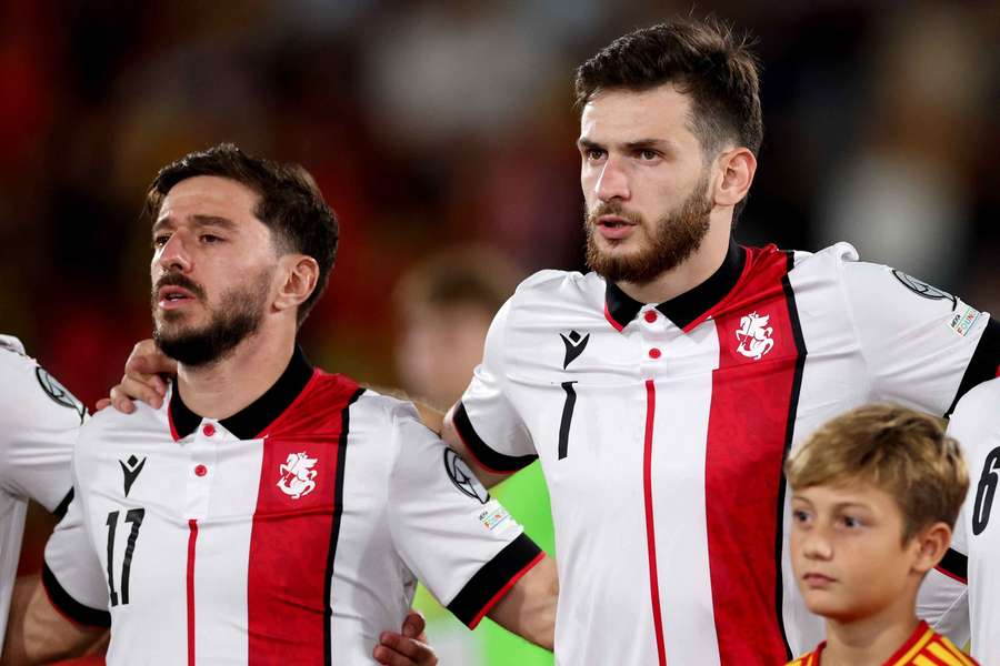 Naționala României va întâlni Georgia lui Kvicha Kvaratskhelia (dreapta)