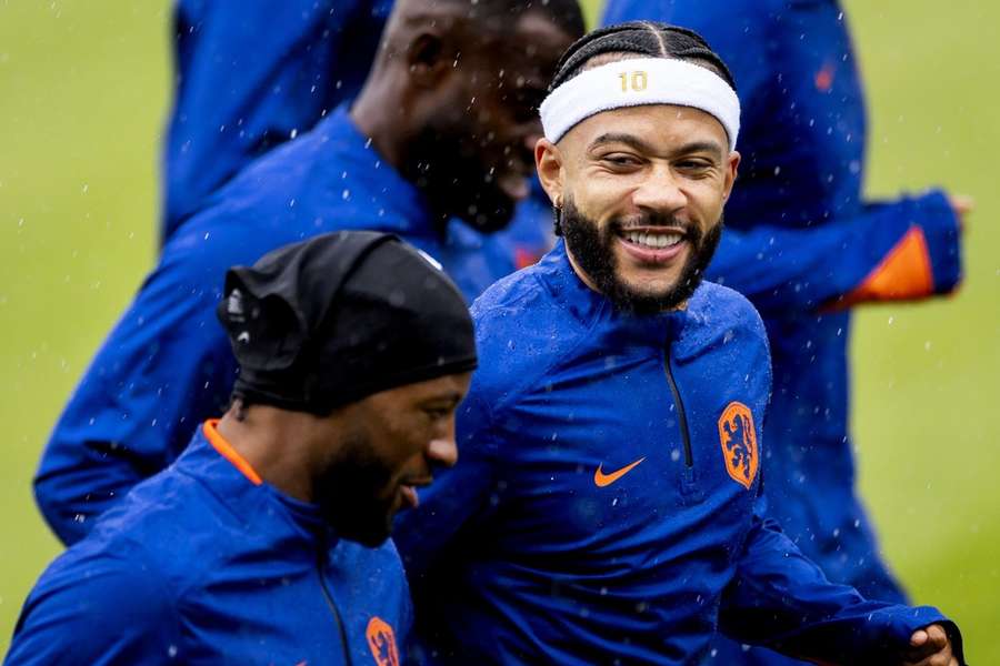 Memphis Depay maakt tegen Polen zijn opwachting met een haarband met zijn eigen rugnummer