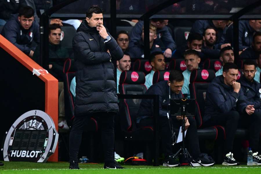 Mauricio Pochettino kijkt toe hoe zijn team weer punten verliest