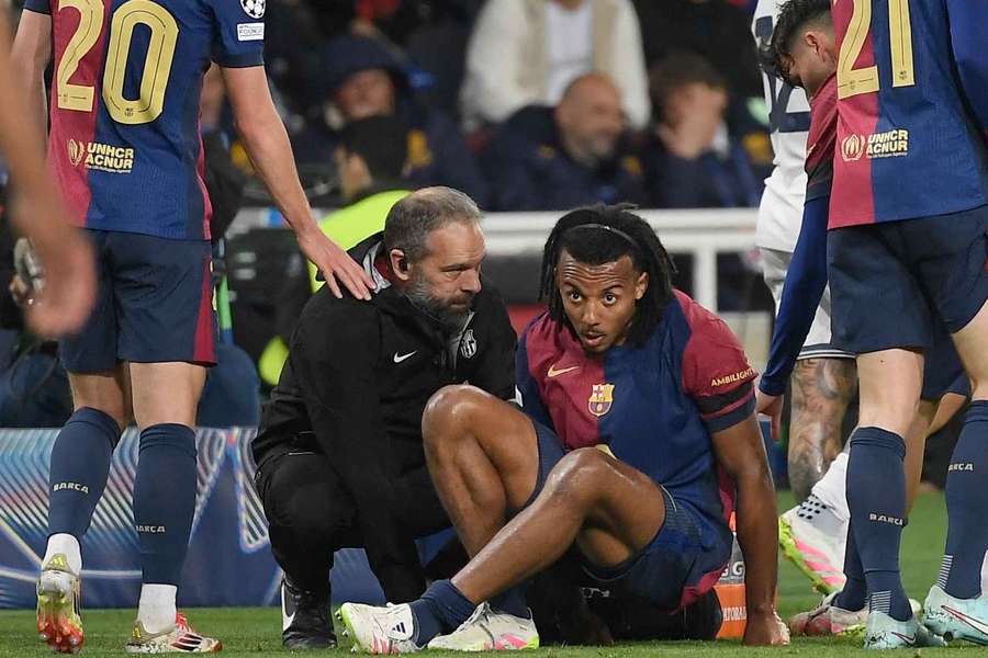 Jules Koundé, pris en charge par le staff médical du Barça lors du match contre l'Inter.