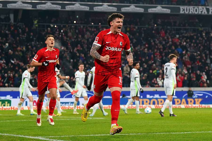 Lukas Kübler esulta per il gol segnato al Wolfsburg