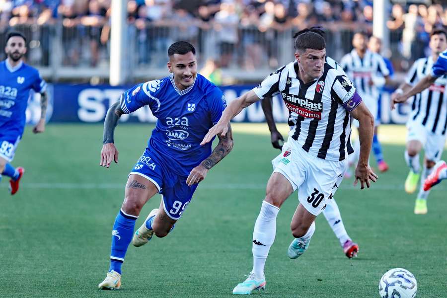 Valerio Crespi dell'Union Brescia e Marcos Curado dell'Ascoli Valerio Crespi dell'Union Brescia e Marcos Curado dell'Ascoli