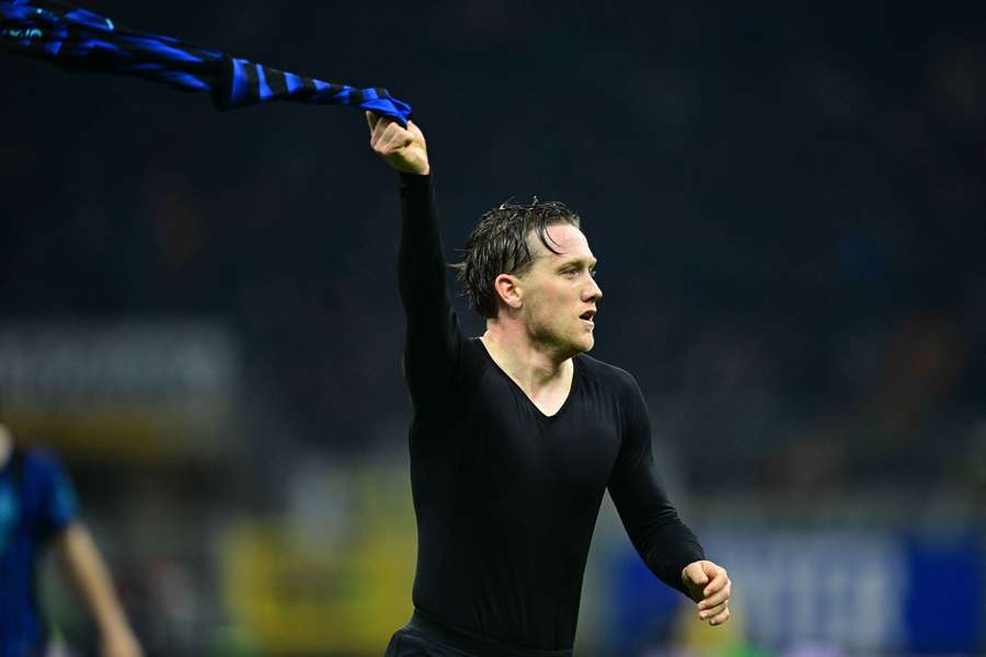 Piotr Zielinski celebrates his winner for Inter