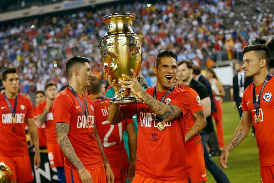 Mark Gonzalez holds the Copa América trophy (2016)