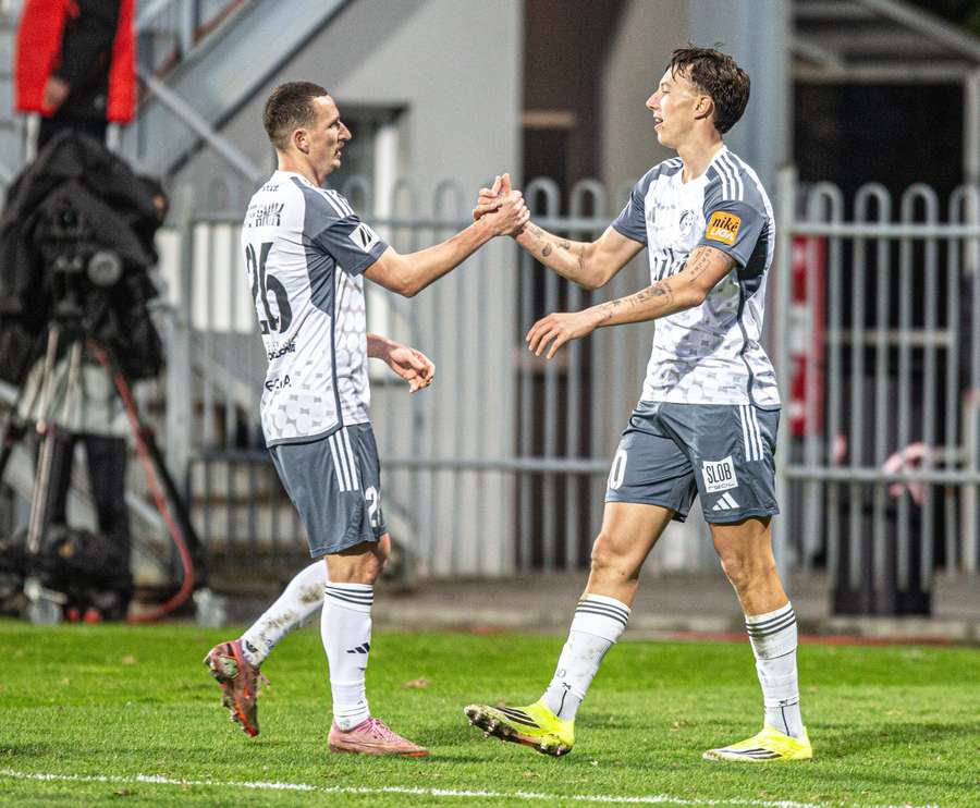 Štefánik oslavuje gól so Šilerom.