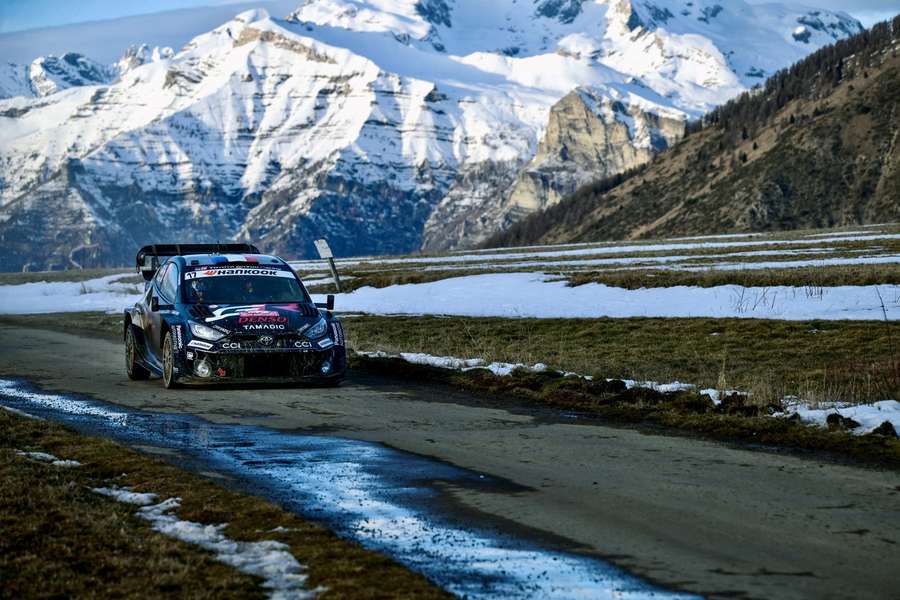 Sébastien Ogier se posunul do čela Rallye Monte Carlo.