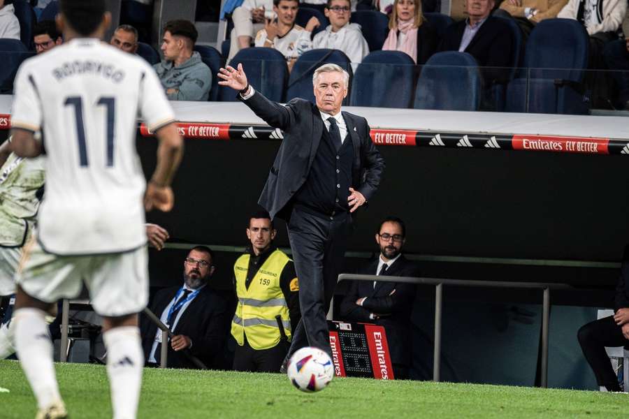 Carlo Ancelotti in actie aan de zijlijn tegen Alaves