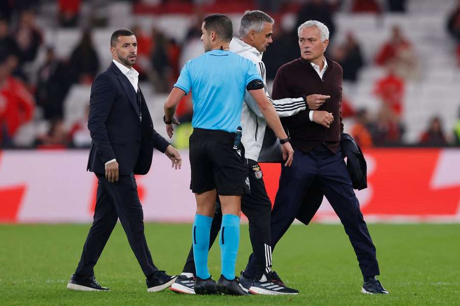 José Mourinho confrontou Gustavo Correia no final do jogo