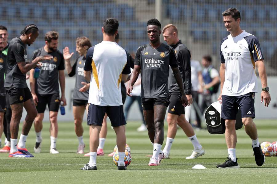 Vinicius Junior in training met zijn teamgenoten van Real Madrid