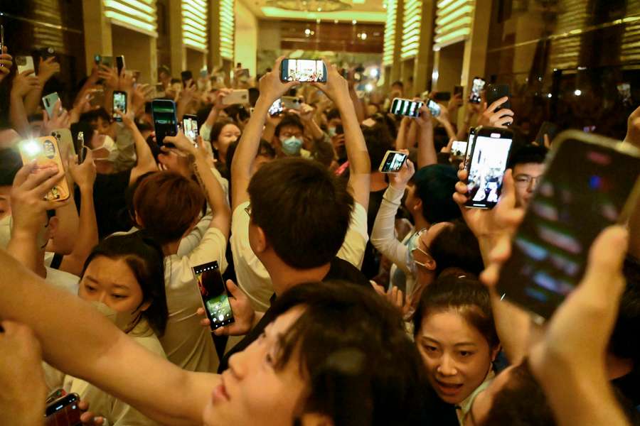 Fans gather at the Four Seasons Hotel in Beijing