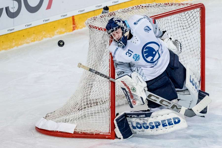 Plzeňský gólman Nick Malík během čtvrtfinálového zápasu se Spartou.