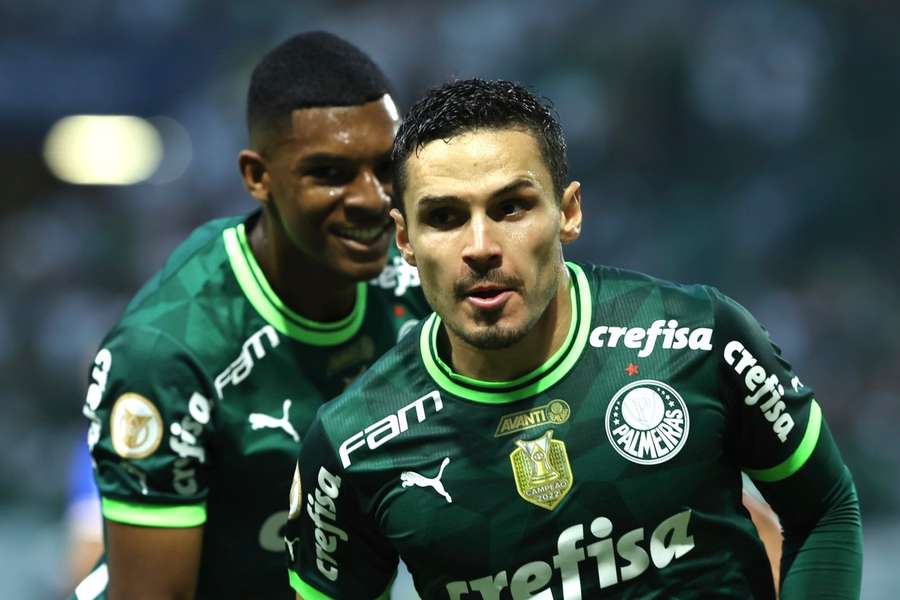 Raphael Veiga fez o gol que desempatou o duelo e recolocou o Palmeiras à frente