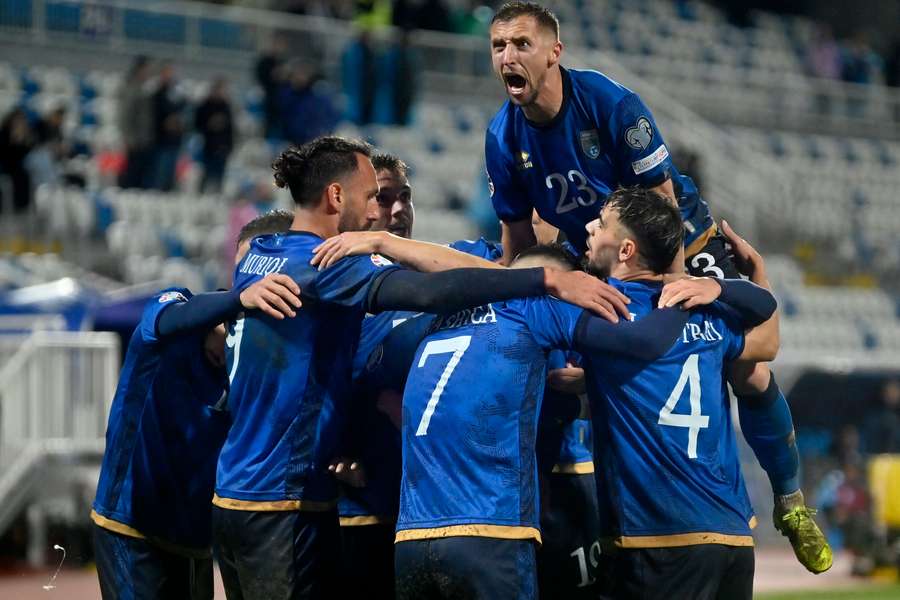 Kosovští fotbalisté slaví jediný gól utkání.