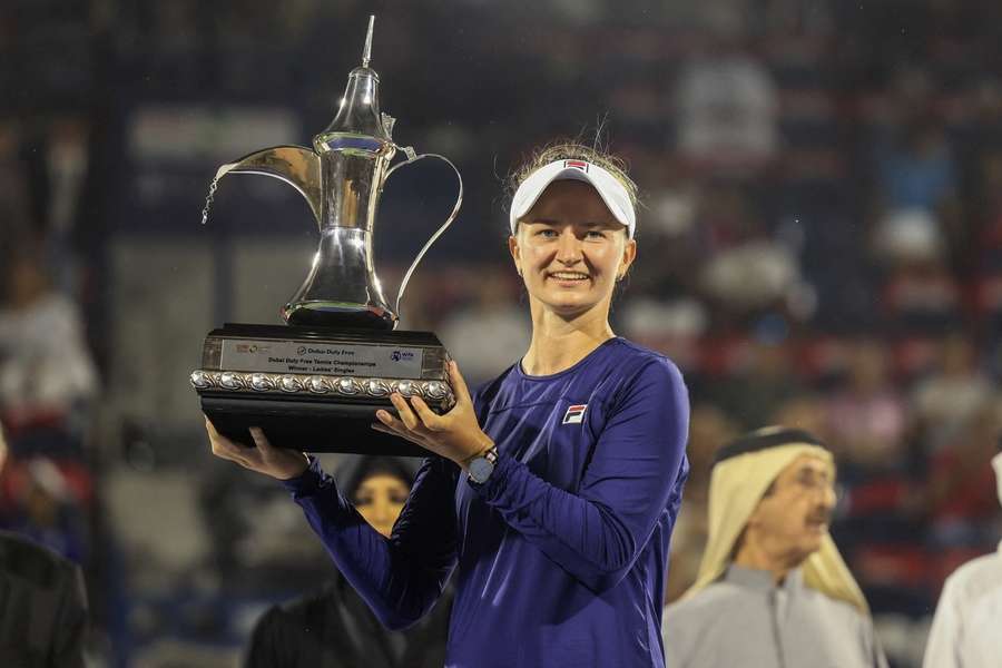 Barbora Krejčíková s trofejí z Dubaje.