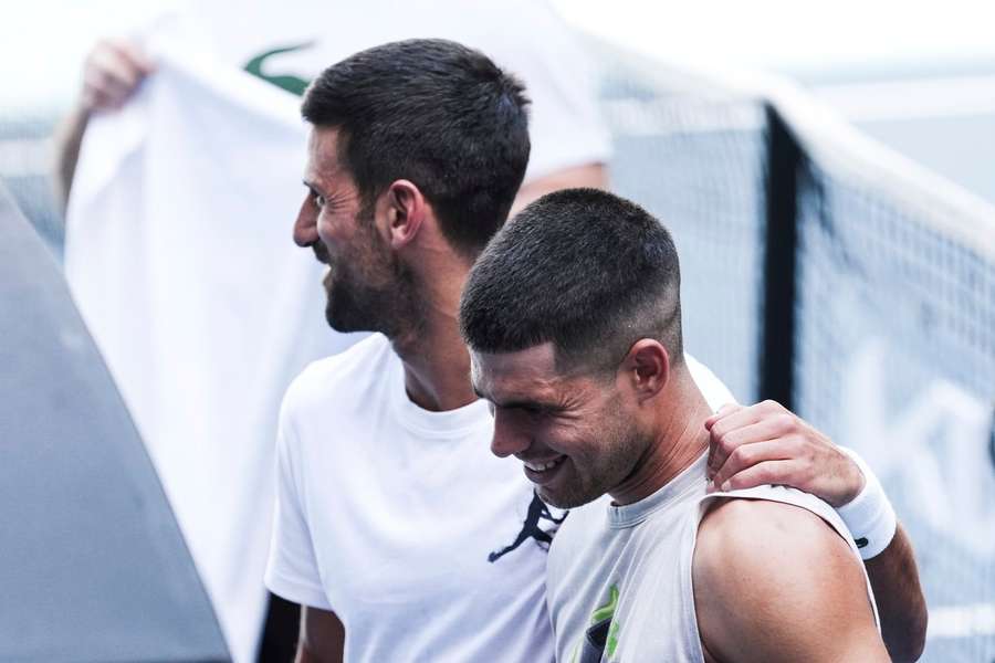 Alcaraz y Djokovic se saludan con cariño.