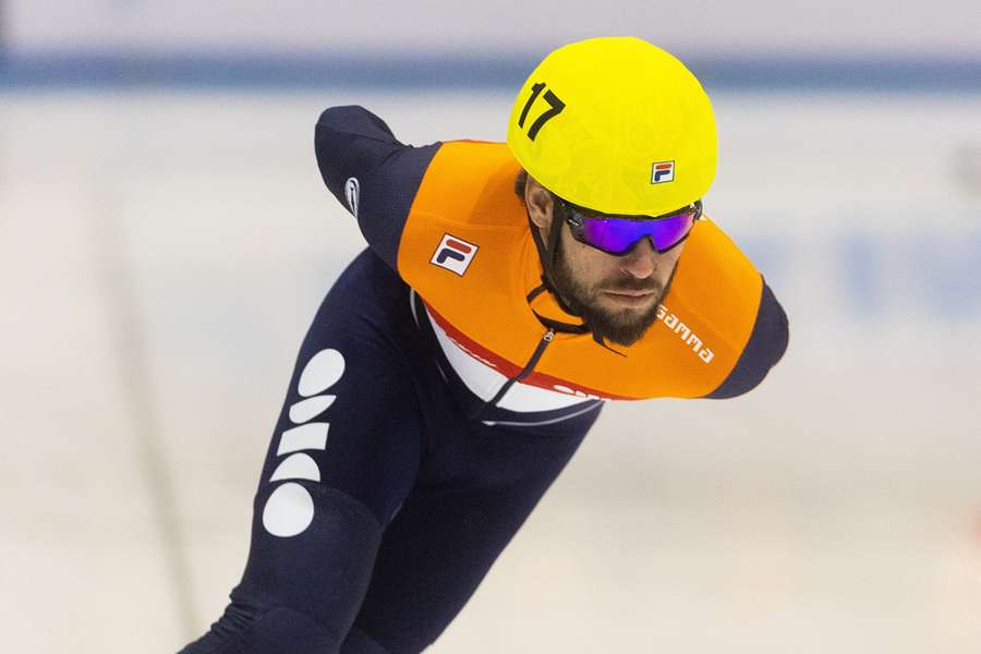 Sjinkie Knegt in actie tijdens de halve finale 500 meter tijdens de Nederlandse kampioenschappen shorttrack