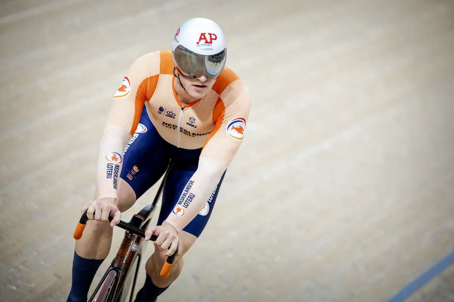 Jeffrey Hoogland heeft zich bij de WK baanwielrennen met de beste tijd van alle deelnemers gekwalificeerd voor de finale op de kilometer tijdrit