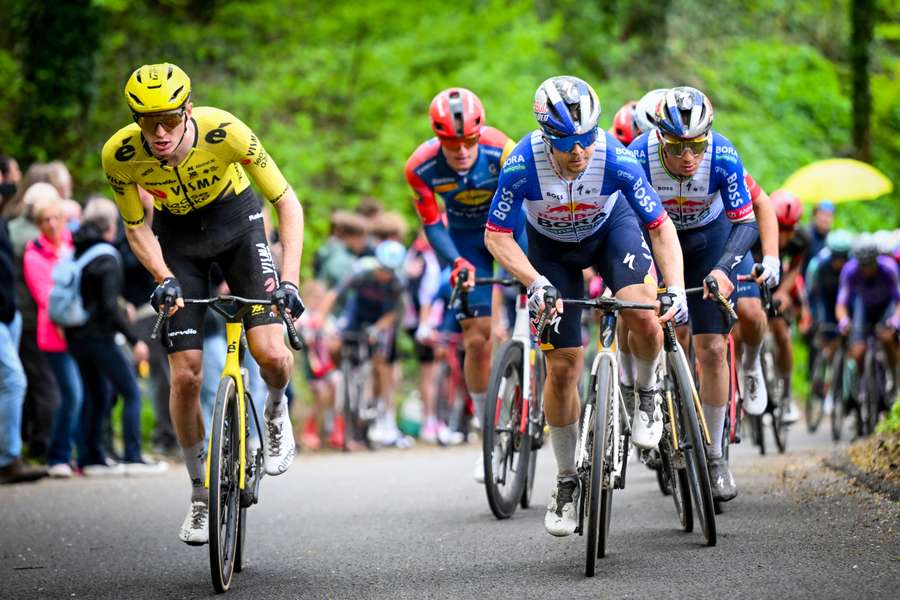 Jorgenson, a la izquierda de la imagen varios kilómetros antes de su caída