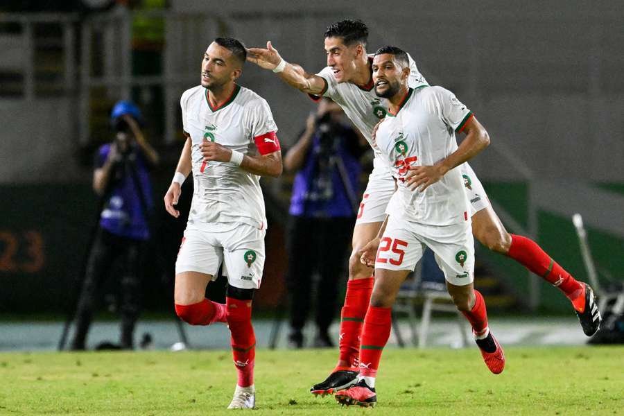 Ziyech (l.) schießt Mitfavorit Marokko ins Achtelfinale des Afrika Cup 2024