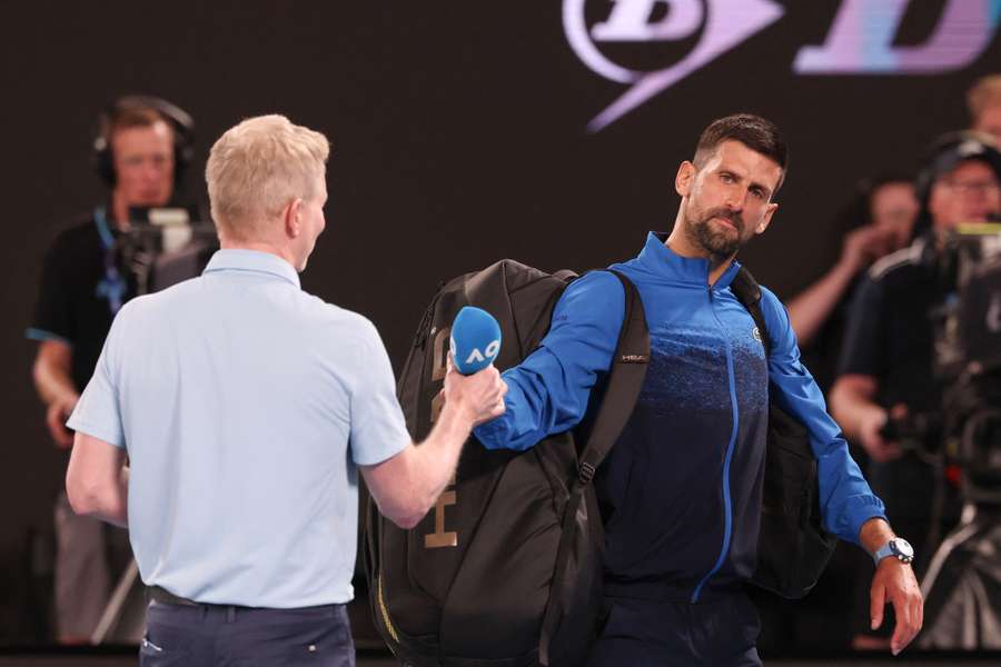 Djokovic protagonizó un momento muy comentado al negarse a hablar sobre la pista por discrepancias con el canal que tiene los derechos televisivos.