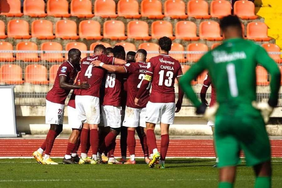 Vitor Bruno marcou um golaço e foi saudado pelos companheiros