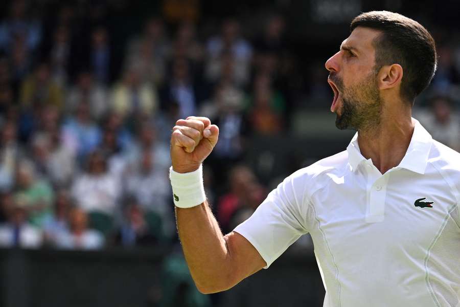 Novak Djokovic viert een punt tegen Jacob Fearnley