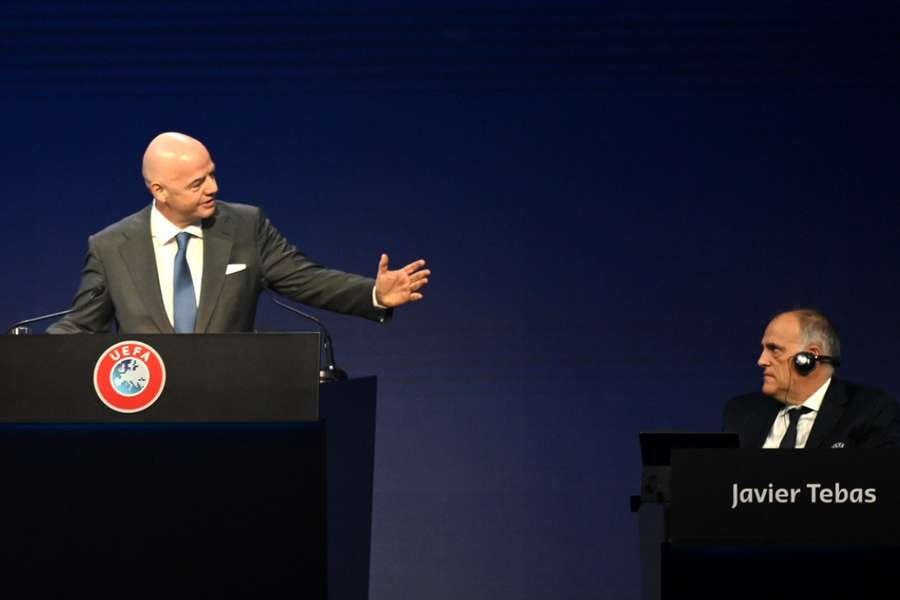 Javier Tebas (D) y Gianni Infantino (I)