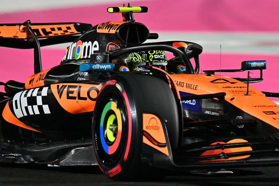 Lando Norris guia sua McLaren na Arábia Saudita