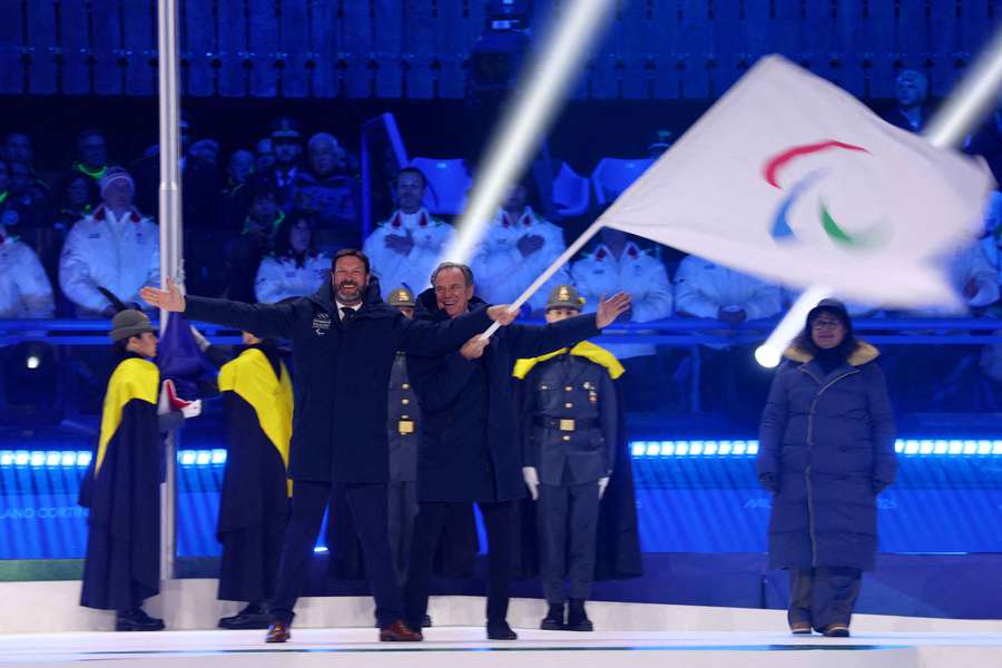 Milan Cortina referme les Jeux paralympiques, et passe le relais à la France pour 2030