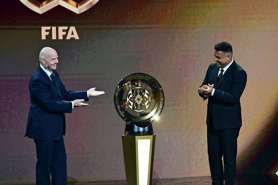 Gianni Infantino și Ronaldo prezintă trofeul Cupei Mondiale a Cluburilor
