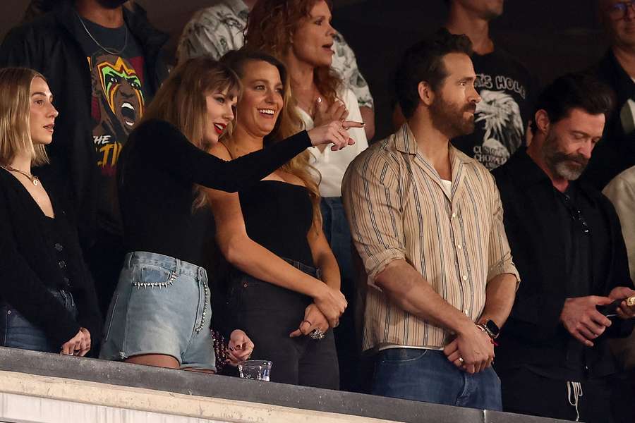 Taylor Swift e o ator Ryan Reynolds no MetLife Stadium