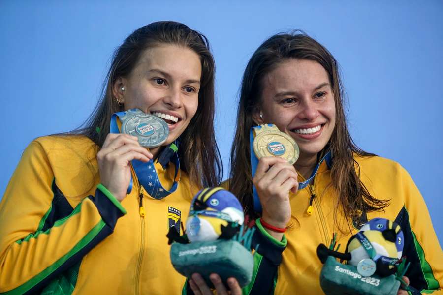 Irmãs Beatriz (à direita) e Débora Borges comemoram resultado no 100m peito na categoria SB14o