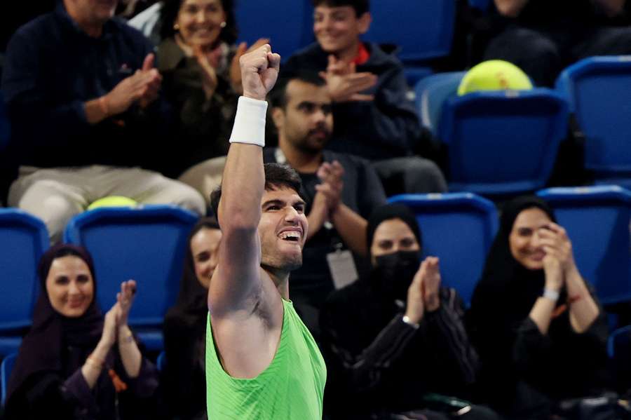 Alcaraz celebra a sua vitória na meia-final frente a Rublev em Doha