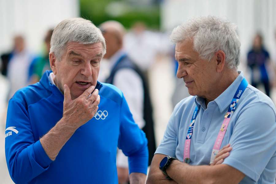 O presidente do COI, Thomas Bach, fala com o vice-presidente Juan Antonio Samaranch Junior