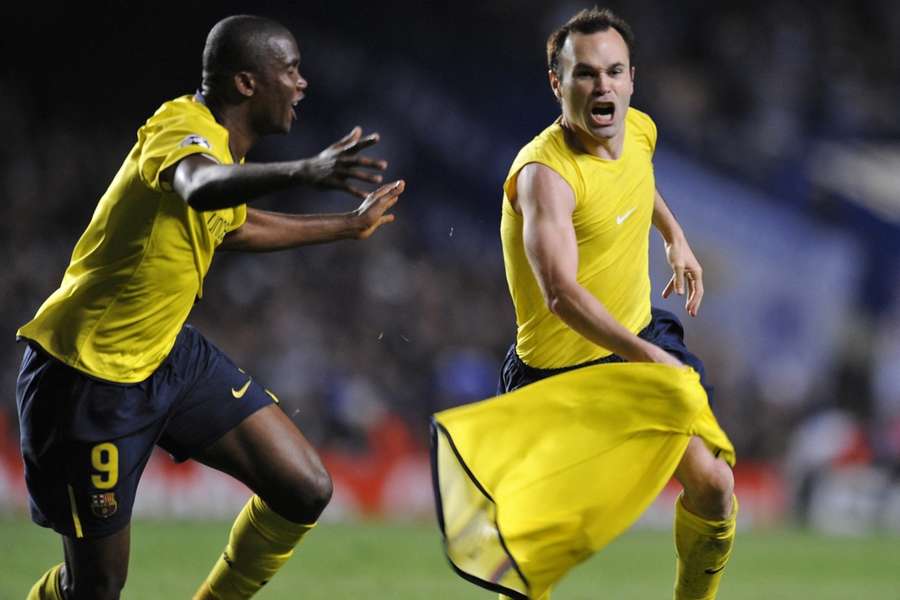 Iniesta celebra con Etoo su histórico gol en Stamford Bridge en las semifinales de la Champions League 2008-2009