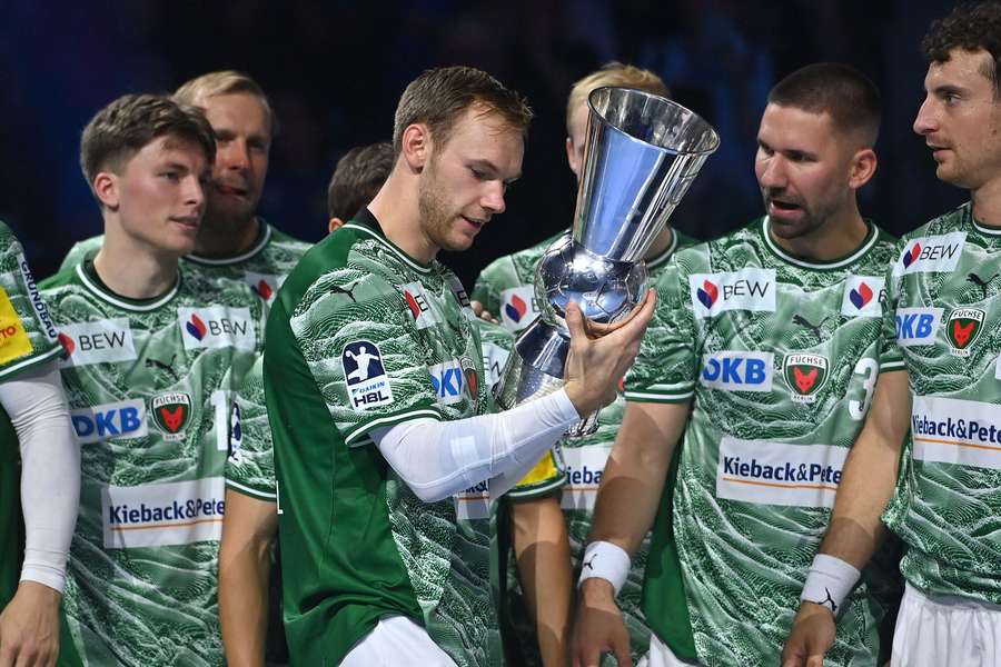 Die Füchse Berlin feiern den Supercup-Sieg zum Start in die neue Saison.