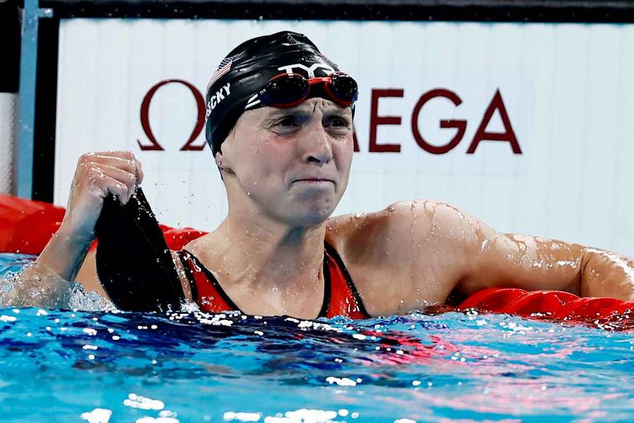 Katie Ledecky ziet dat ze gewonnen heeft 