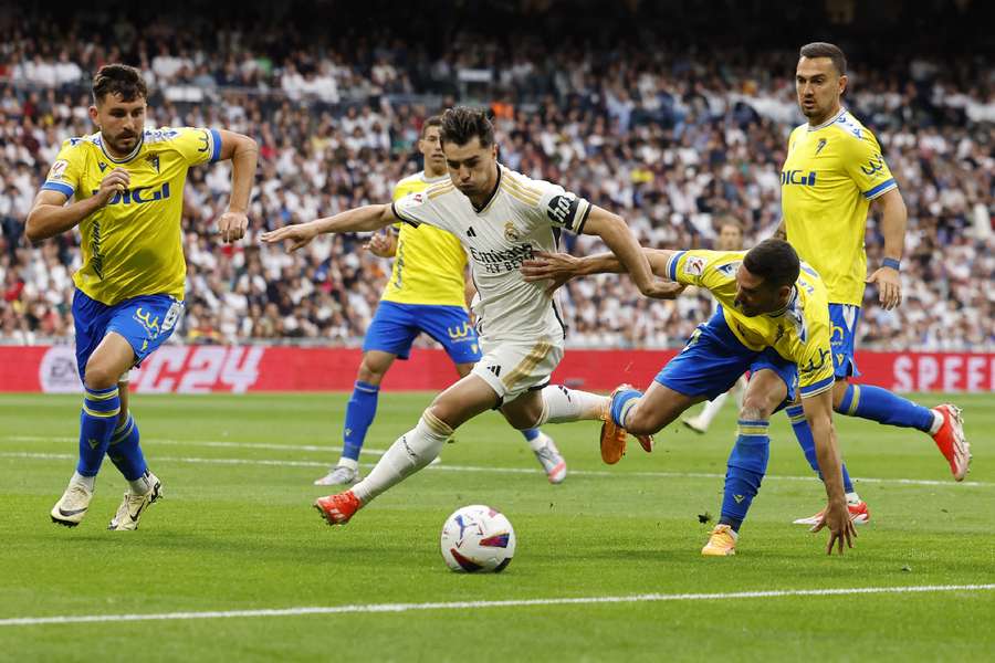 Brahim (L) and Zaldua battle for the ball