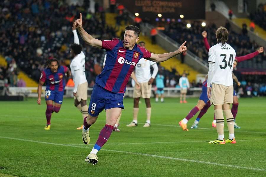 Lewandowski festeja um dos seus três golos contra o Valência
