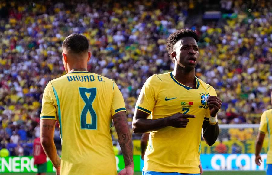 Vinícius Júnior célèbre son but avec ses coéquipiers lors du match Brésil - Maroc, disputé au MetLife Stadium, à East Rutherford, le 13 juin 2026.