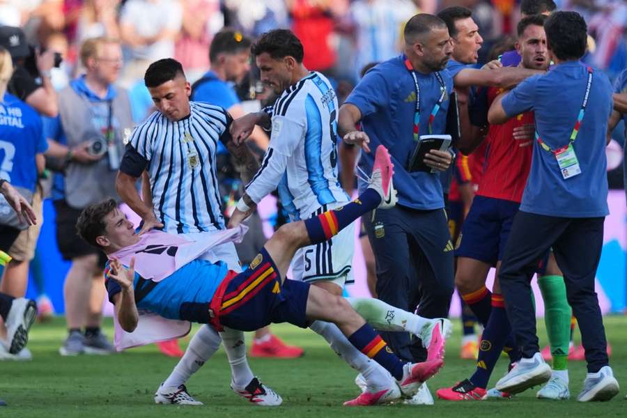 Paredes, violent conflit avec Gavi à la fin de l’ultime acte entre l’Espagne et l’Argentine lors de la Coupe du monde 2026