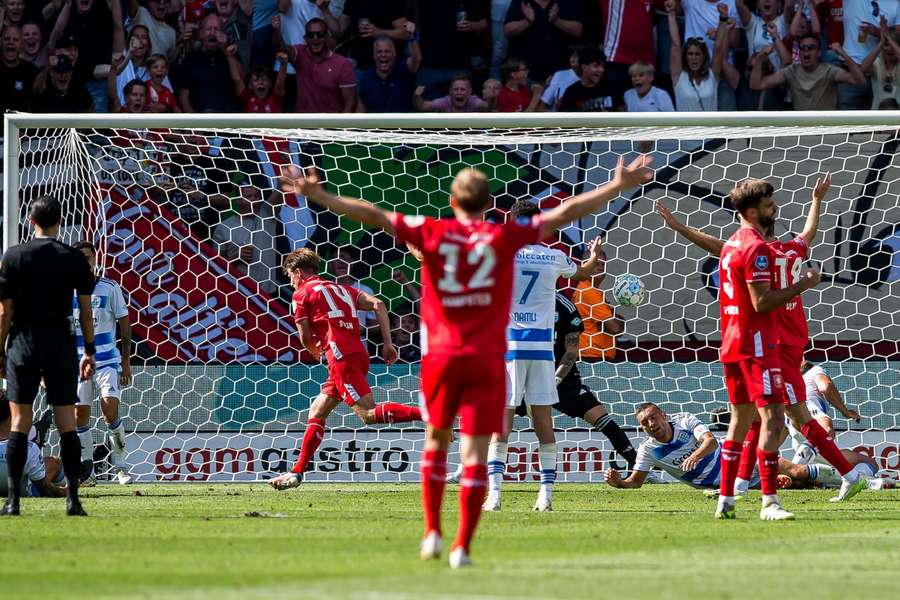 Sem Steijn heeft net de 2-1 gescoord