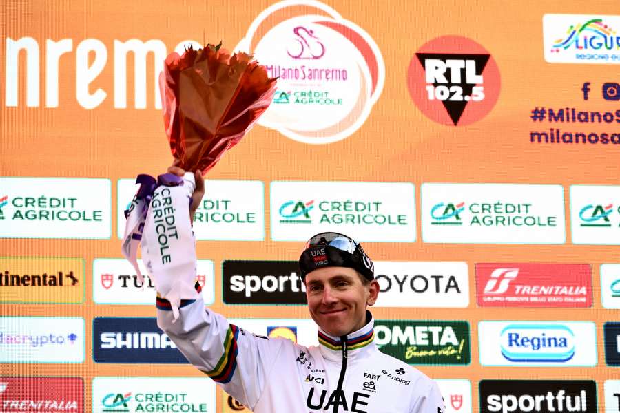 Tadej Pogacar sul podio al termine della Milano-Sanremo