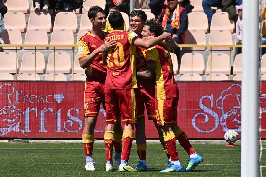 L'esultanza del Catanzaro dopo un gol