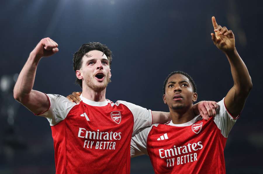 Declan Rice et Myles Lewis-Skelly célèbrent la qualification d’Arsenal pour la finale de la Ligue des champions 2025-2026 après la victoire des Gunners contre l’Atlético de Madrid en demi-finale retour à l’Emirates Stadium, le 5 mai 2026.