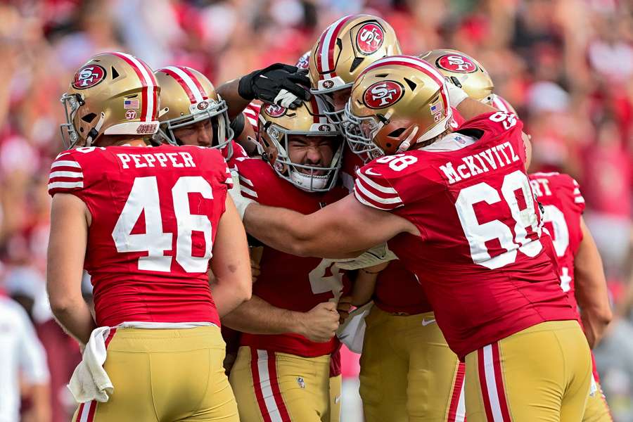 Jake Moody (midden) besliste de wedstrijd voor de San Francisco 49ers