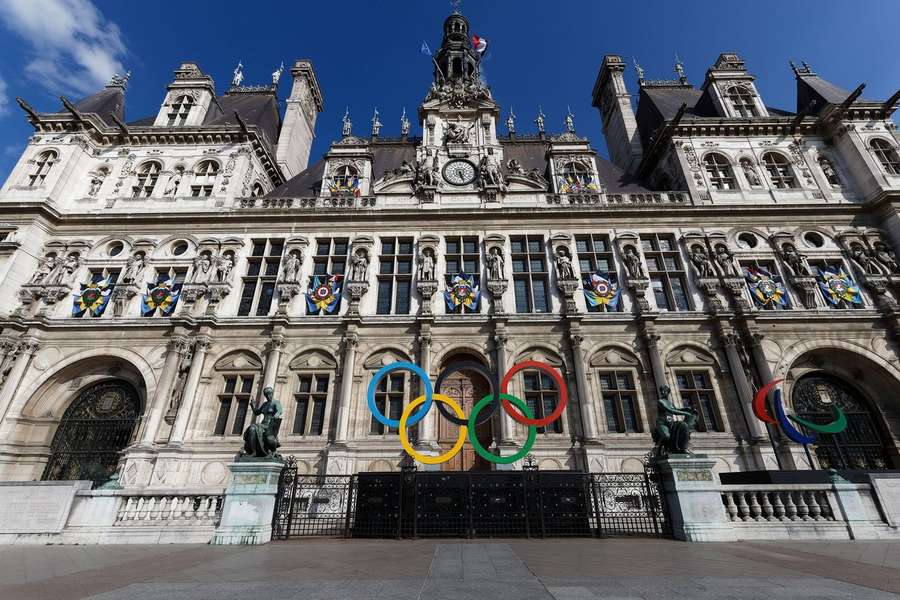 Die olympischen Ringe vor dem Rathaus in Paris