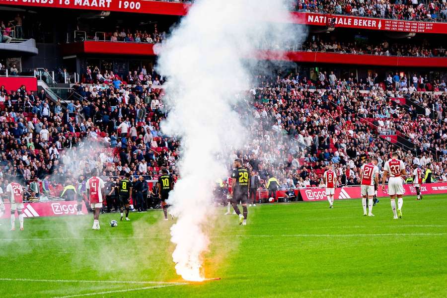 Confusão paralisou o jogo entre Ajax e Feyenoord neste domingo (24)