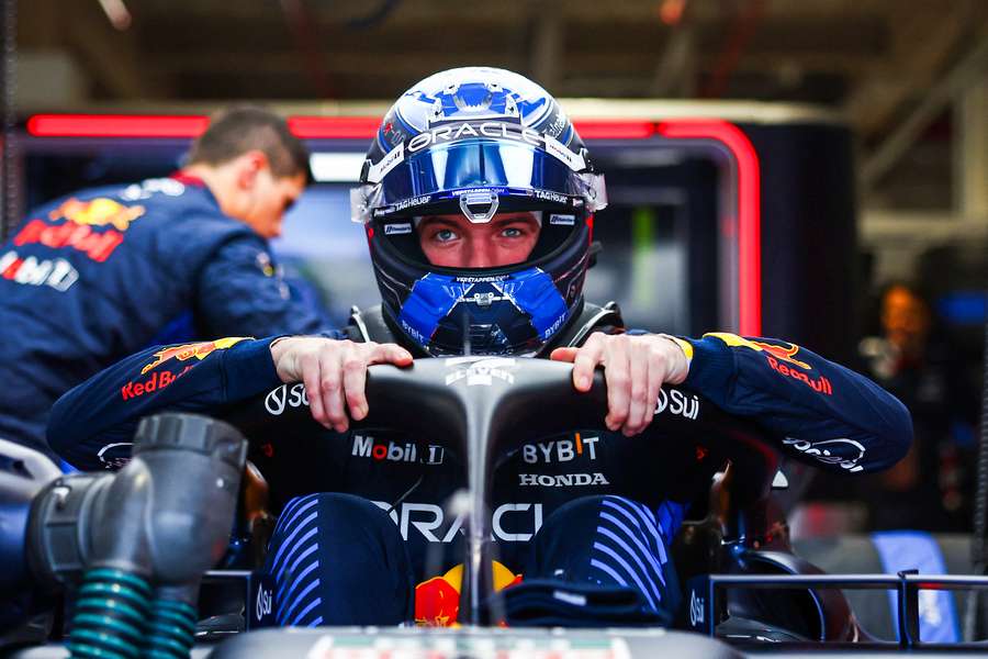 Max Verstappen z Holandii i Oracle Red Bull Racing przygotowuje się do jazdy w garażu