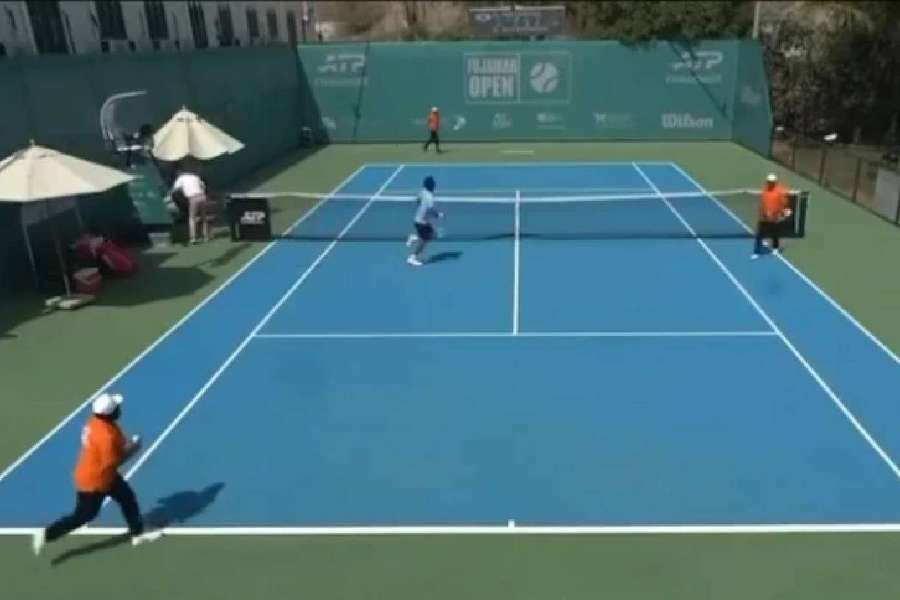 Jucătorii au fugit de pe teren după ce un atac cu dronă a provocat un incendiu în vecinătate Jucătorii au fugit de pe teren după ce un atac cu dronă a provocat un incendiu în vecinătate